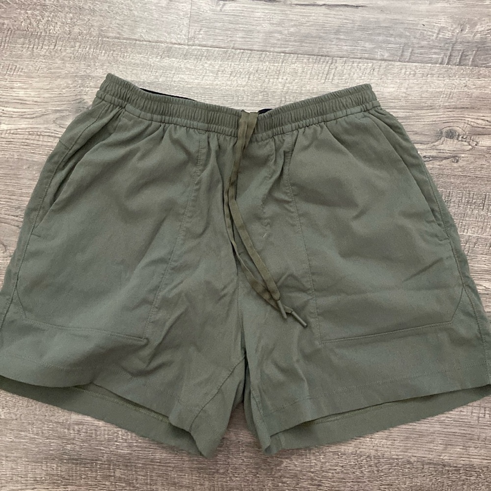 Lululemon Men’s 5” short - Medium